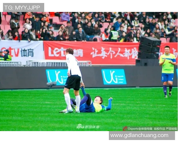 那些足球明星在赛场上的惊人瞬间与意外时刻揭秘